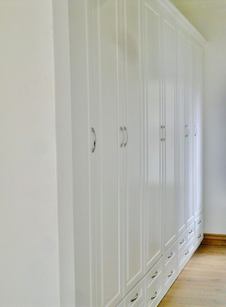 Cupboard with white Duco in a matte finish on MDF