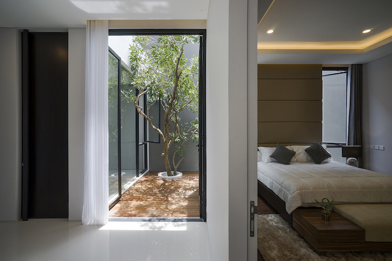 Bedroom with a Charming Compact Courtyard